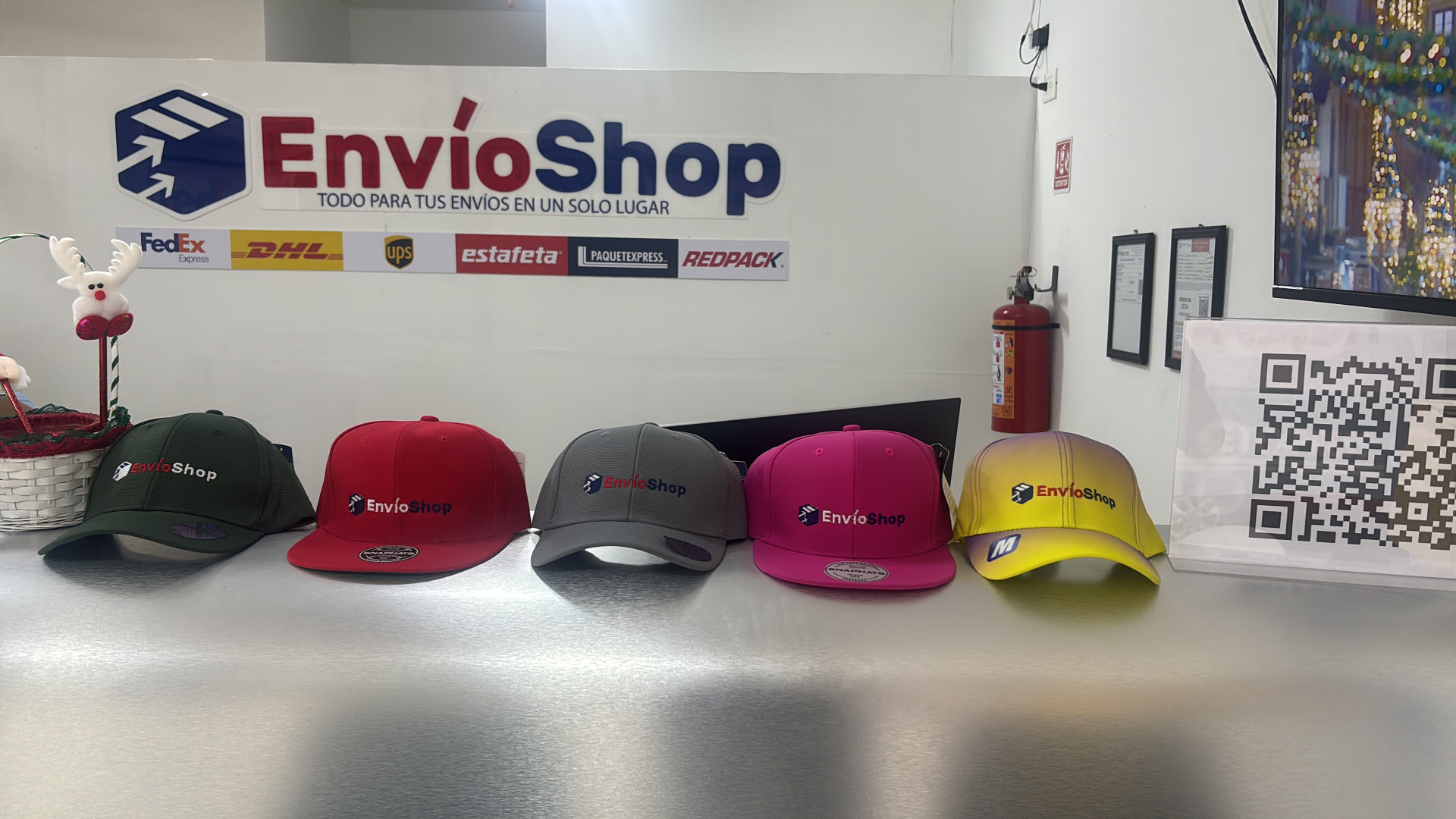 Mostrador de la sucursal EnvíoShop Cancún con su logotipo y paqueterías